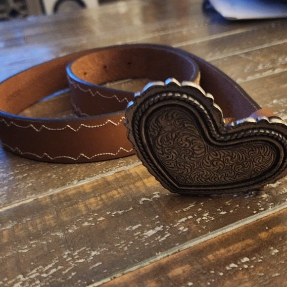 Heart-Shaped Silver Buckle Brown Belt, 3 1/4" Buckle.Leather 36". Unbranded. - Picture 2 of 5
